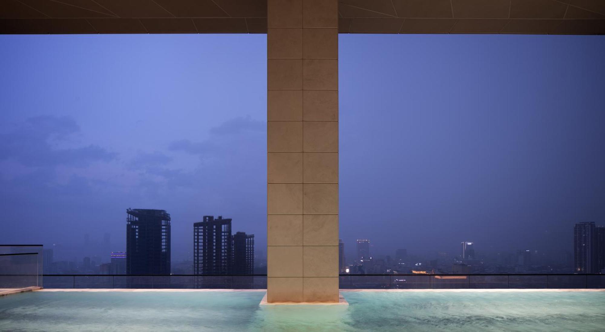 Citadines Flatiron Phnom Penh Hotel Bagian luar foto